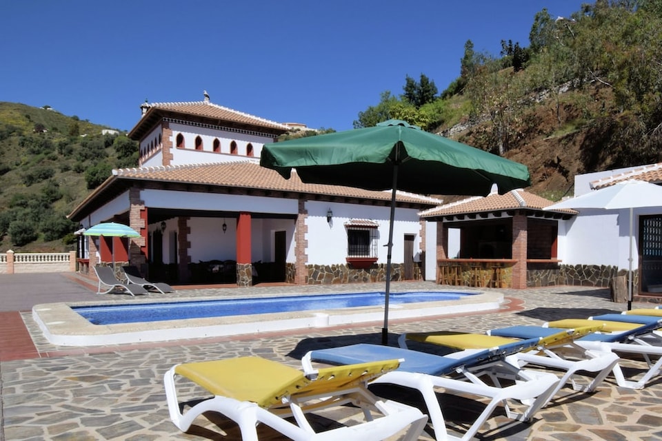 Family Villa with Garden, Sayalonga