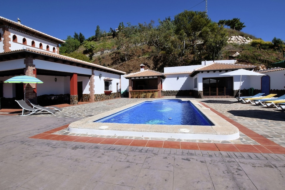 Family Villa with Garden, Sayalonga