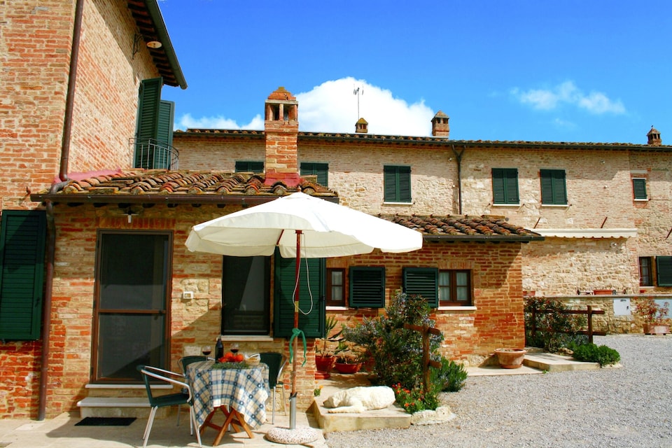 Cabaña en Asciano con piscina y terraza, Asciano