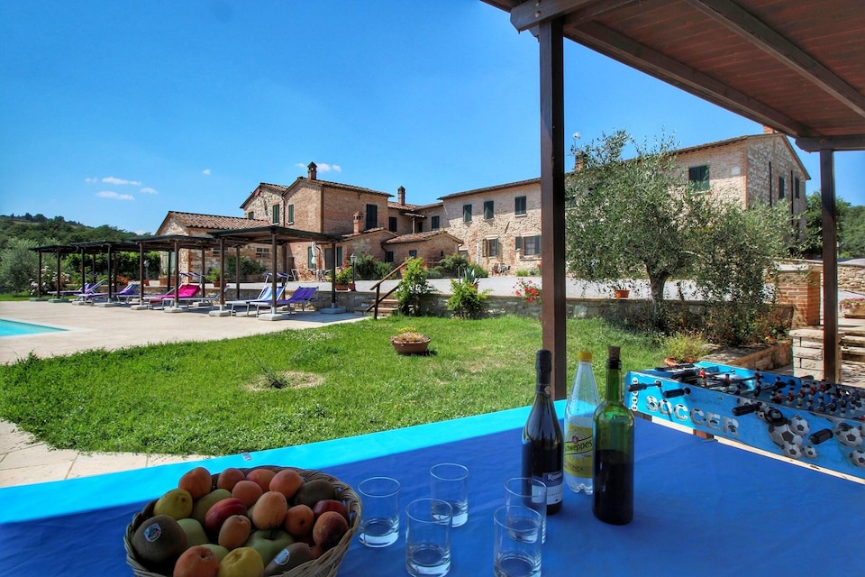 Cabaña en Asciano con piscina y terraza, Asciano