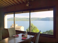 Malerisches Dorfhaus mit Seepanorama