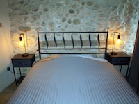 Malerisches Dorfhaus mit Seepanorama