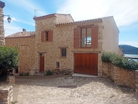 Malerisches Dorfhaus mit Seepanorama