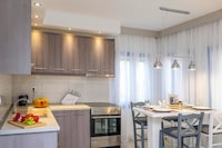 Appartement in Elia Beach met een gedeeld zwembad