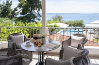 Appartement in Elia Beach met een gedeeld zwembad