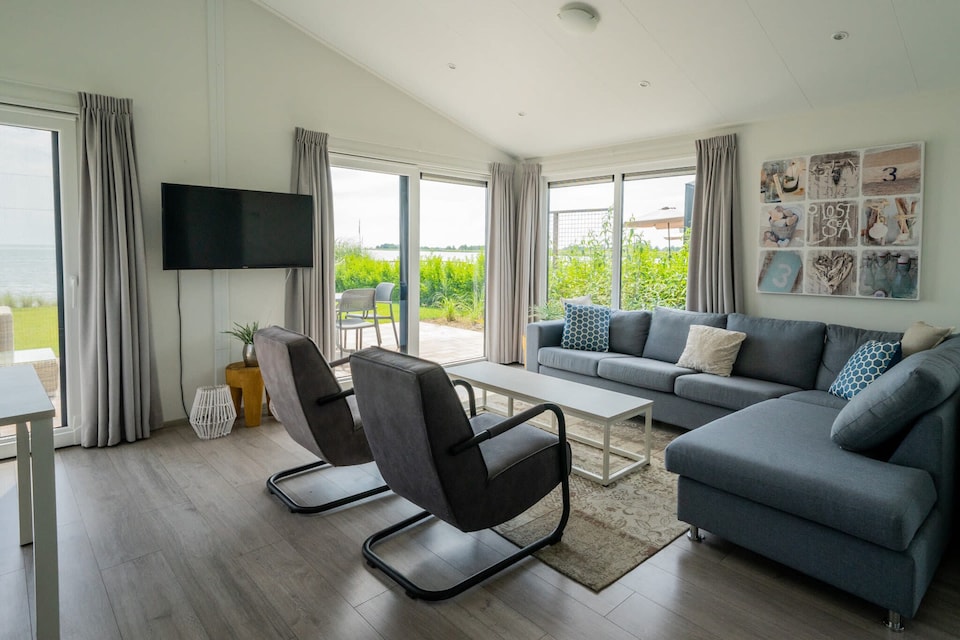 Chalet moderno en el agua del Markermeer, Bovenkarspel