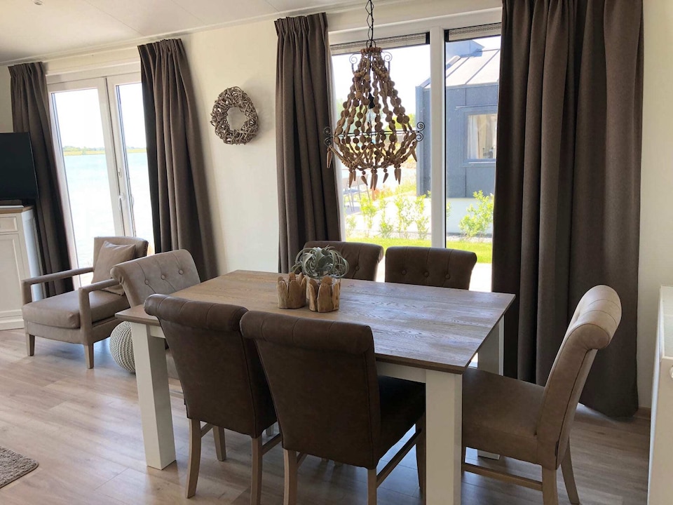 Chalet moderno en el agua del Markermeer, Bovenkarspel