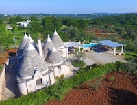 Trulli in Valle d'Itra met zwembad en uitzicht