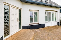 Ruime villa aan het meer