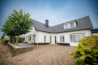 Ruime villa aan het meer