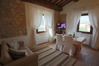 Vakantiehuis in Foligno met zwembad en tuin