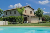 Vakantiehuis in Foligno met zwembad en tuin