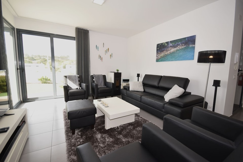 Family Villa with Terrace and Pool, Foz do Arelho