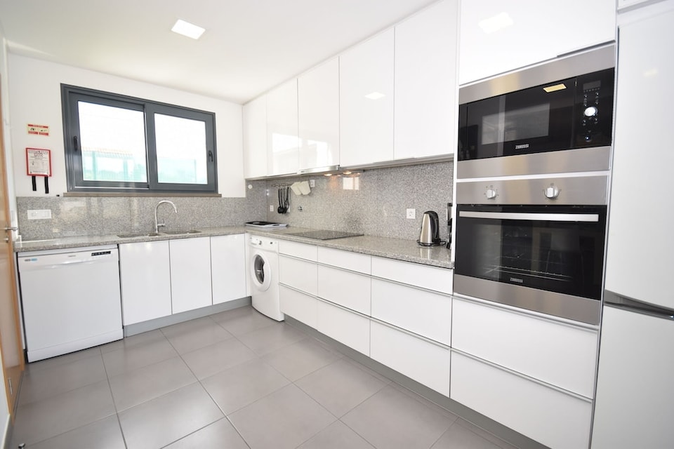 Family Villa with Terrace and Pool, Foz do Arelho