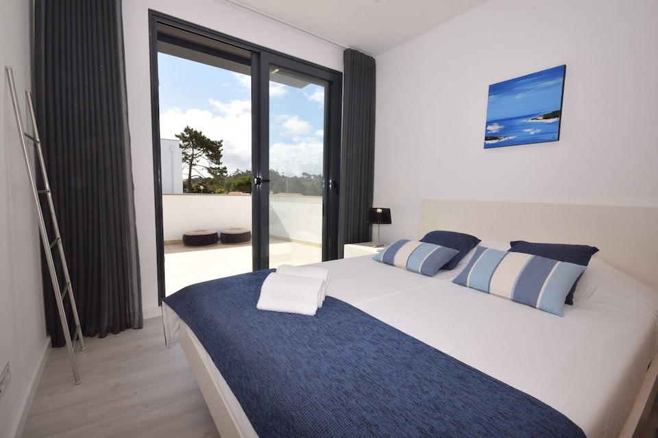 Family Villa with Terrace and Pool, Foz do Arelho