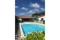 Villa moderna con piscina en Brives