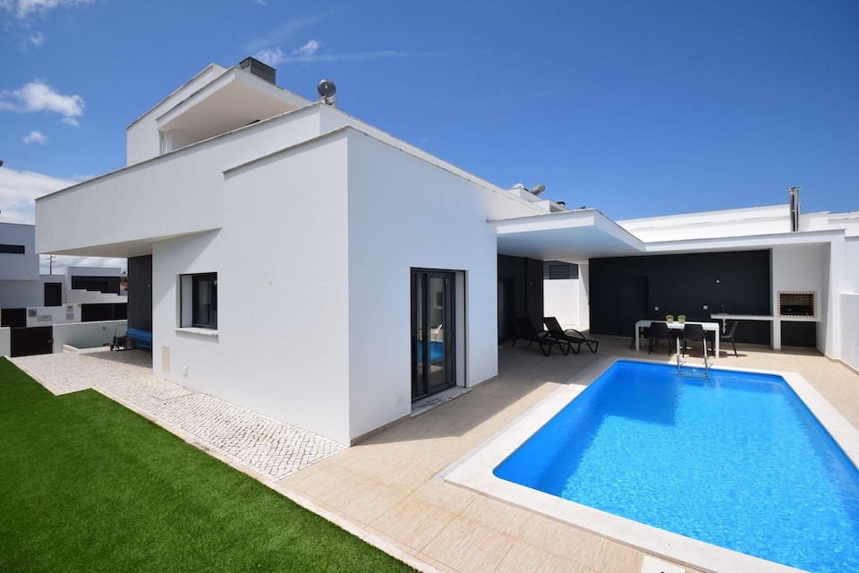 Sunny Villa Near Óbidos w/ Beaches, Nadadouro