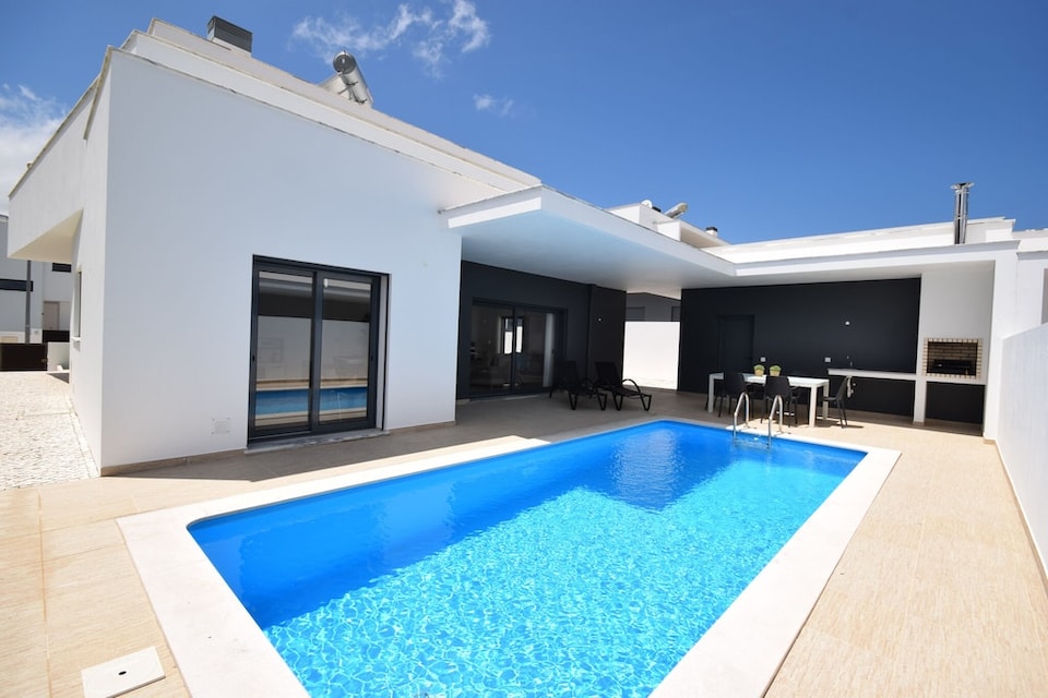 Sunny Villa Near Óbidos w/ Beaches, Nadadouro