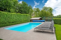 Family Escape with Pool