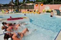 Mobilhome in Bessan met terras