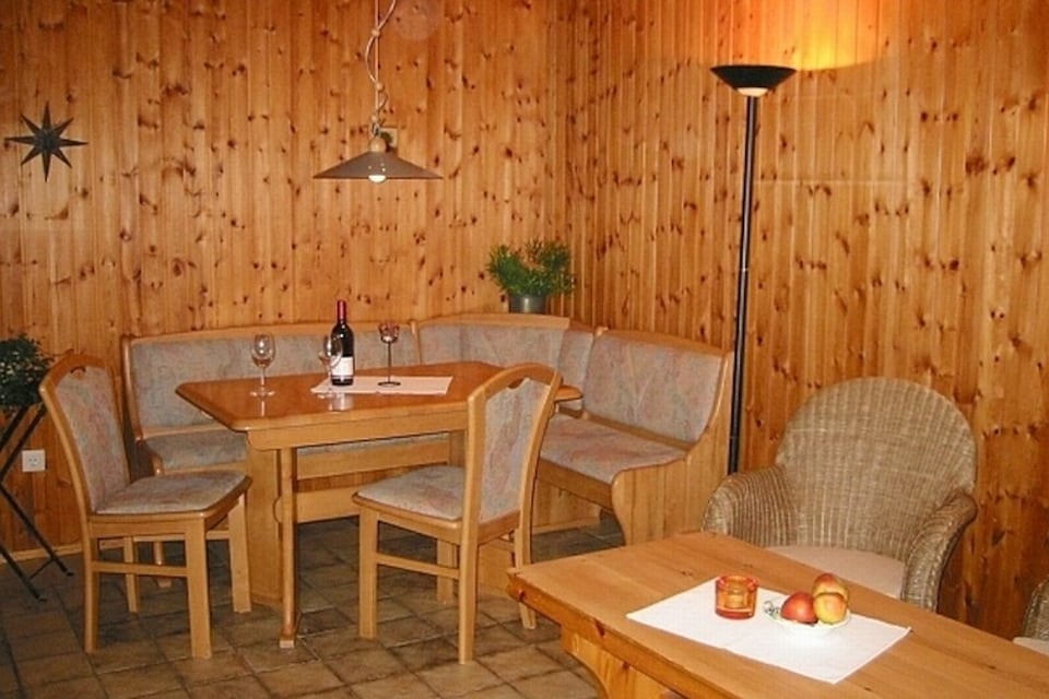 Chalet in Reinskopf with Fireplace & Balcony, Schönecken