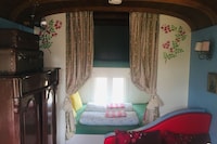 Pipowagen in Weideblick met Boerderijdieren