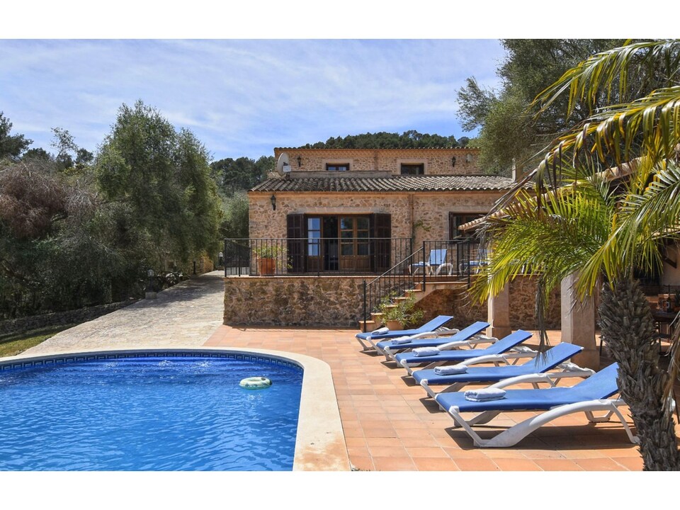 Spacious Petra Getaway with Pool, Petra