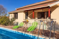 Ferienhaus in Zemunik Donji mit Pool