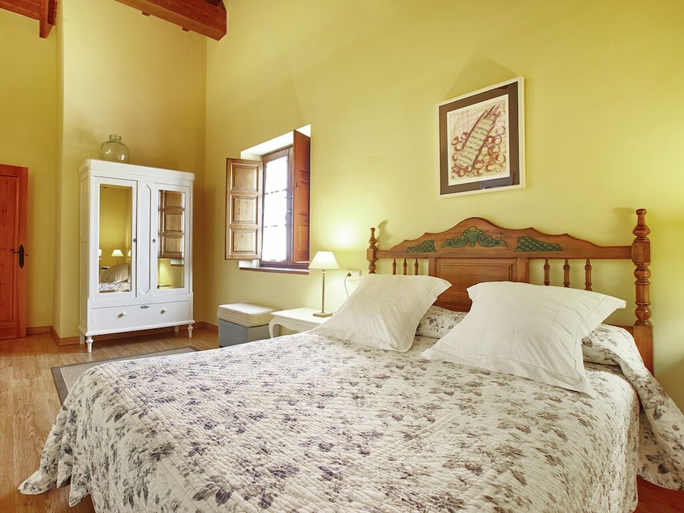 Mansion with Pool & Terrace, Nava