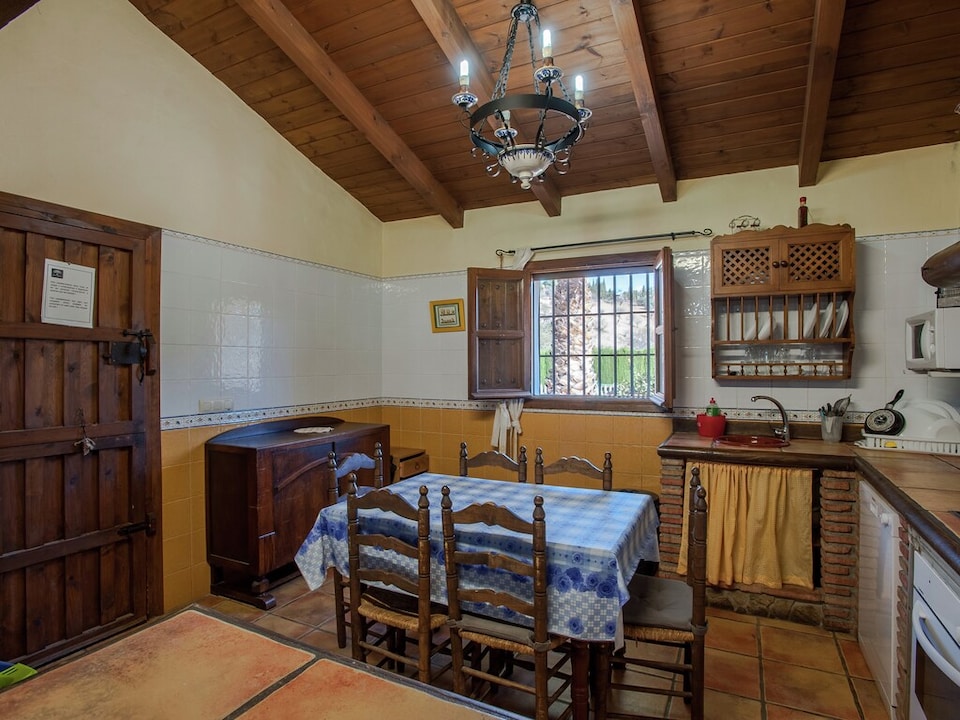Spacious Cottage with Pool, Antequera
