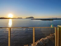 10 person holiday home in Brattvåg