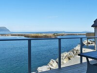 10 person holiday home in Brattvåg