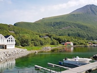 10 person holiday home in Brattvåg