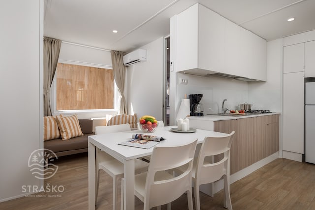 Mobil-home à Pag près de la plage, Novalja