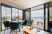 Prachtige woonboot in de jachthaven van Volendam