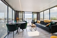 Prachtige woonboot in de jachthaven van Volendam