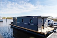 Schönes Hausboot in der Marina von Volendam