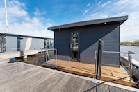 Prachtige woonboot in de jachthaven van Volendam