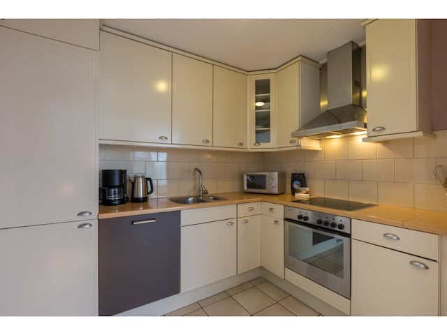 Cozy 4-Person Stay at Rustenpolder, Vrouwenpolder