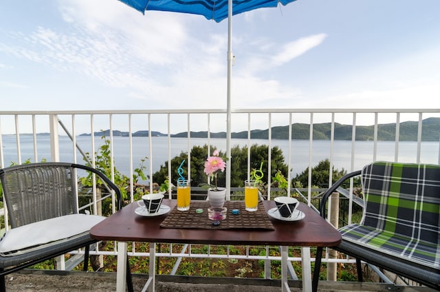 Apartment Giovani - Two Bedroom Apartment with Balcony and Sea View