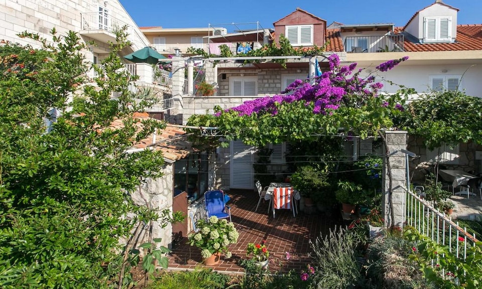Guest House Misita - Triple Room with Balcony and Sea View, Dubrovnik