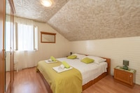 Villa Desin - Three Bedroom Apartment with Terrace and Garden View
