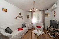 Villa Desin - Three Bedroom Apartment with Terrace and Garden View