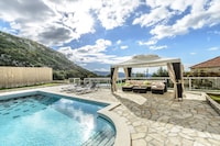 Villa Pave - Six-Bedroom Villa with Terrace and Swimming Pool