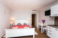 Villa Mirjana - Studio Apartment with Terrace and Sea View (Bogumila)