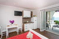Villa Mirjana - Studio Apartment with Terrace and Sea View (Bogumila)