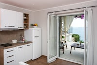 Villa Mirjana - Studio Apartment with Terrace and Sea View (Bogumila)