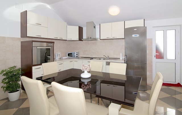 Apartments Isabora - Comfort Three-Bedroom Apartment with Balcony and Sea View (Second Floor), Dubrovnik