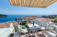 Apartments Isabora - Comfort Three-Bedroom Apartment with Balcony and Sea View (Second Floor)