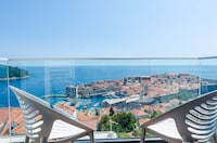 Apartments Isabora - Comfort Three-Bedroom Apartment with Balcony and Sea View (Second Floor)